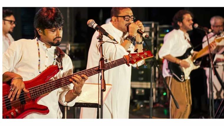 Parashpathar took the audience down memory lane, rendering their most-loved classics at a packed Madhusudan Mancha