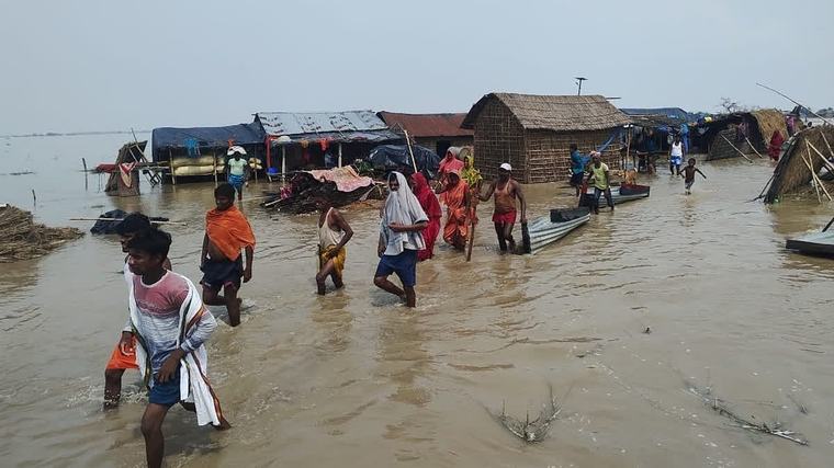 बिहार में बाढ़ का कहर जारी, लाखों लोग बेघर