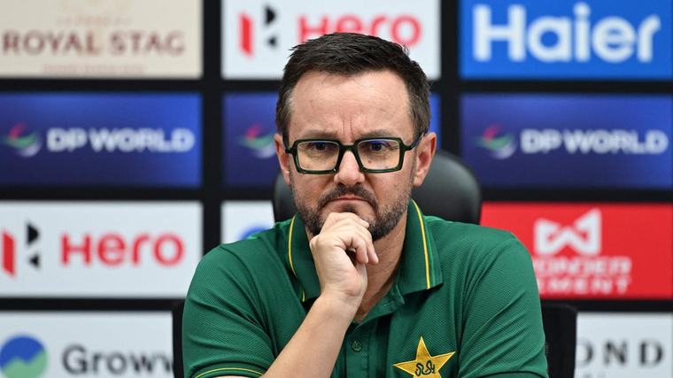 Mike Hesson distances himself from decision to drop senior Pakistan players on England tour
