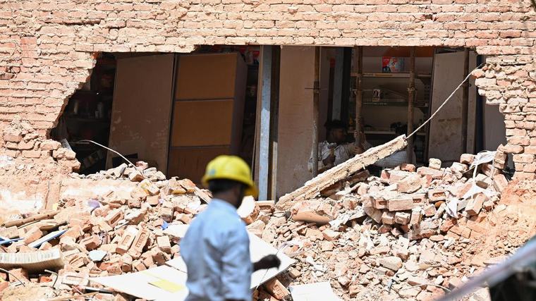 Delhi Police bins claims of network jammers at Satya Niketan rescue site