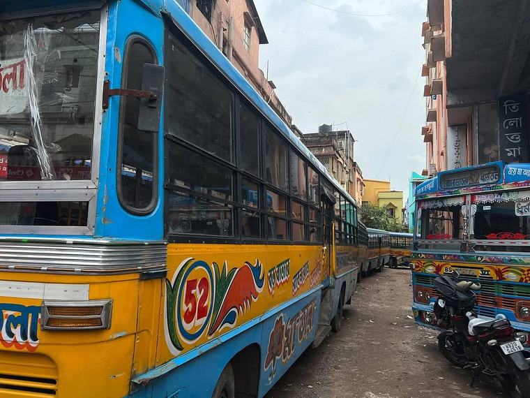 हावड़ा-धर्मतला 52 नंबर रूट की सेवाएं ठप्प
