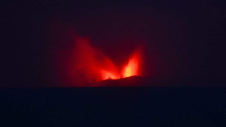 Indonesia's Anak Krakatau eruption grounds hundreds of flights, disrupts schools and fishing