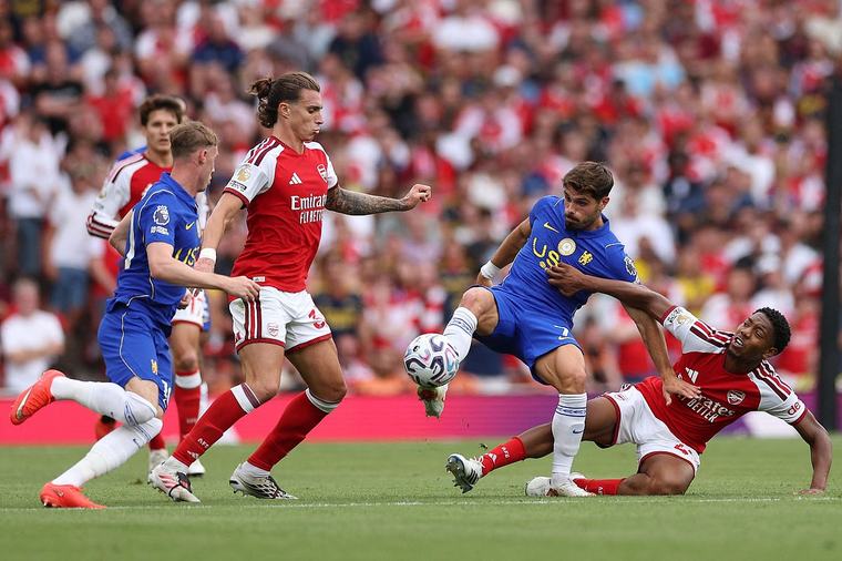 Premier League: Arsenal rally to beat Chelsea, Man United held